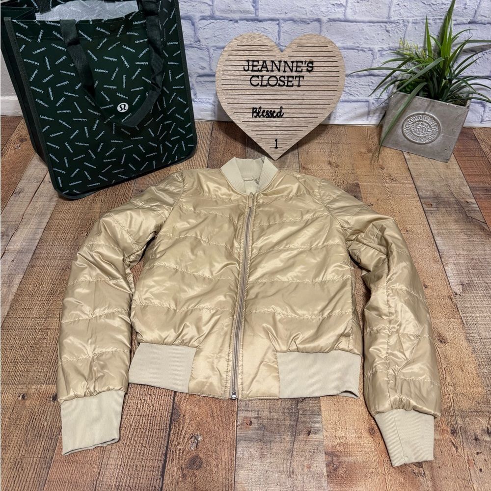 Lululemon Non-Stop Bomber *Reversible
Size 4